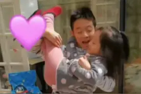 杨云晒儿女照！10岁杨阳洋公主抱妹妹，双胞胎女儿居然身高不一样图片