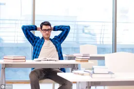 8的一半是多少？回答4和0被淘汰，男子：太简单了图片