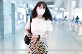 黄晓明的前女友李菲儿机场现身，豹纹裙又要火了吗？图片