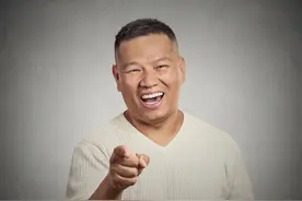 故事：6年老员工被无情辞退，半个月后老板后悔莫及，涨薪2万恳求回来图片