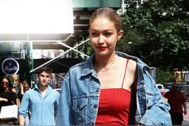 秋季的时髦怎么少得了牛仔外套，这样穿高挑又显瘦，时髦感超强图片