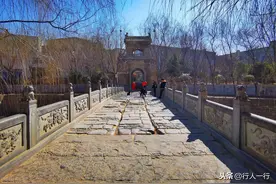 郑州现存最大的城中村，因一座千年古桥而得名，夜晚更是热闹非凡图片