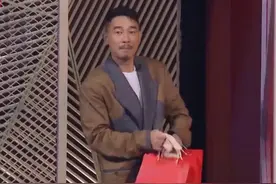 陈小春二胎后气质大变痞气全无 自称“小弟”双手给后辈奉上礼物图片