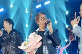 谭咏麟与网红同台，70岁高龄卖力演出，却被嘲昔日天王太掉价？图片