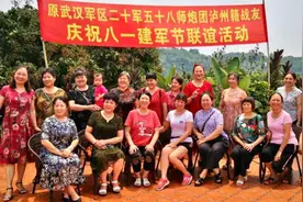 四川成都、泸州的退役老兵举行聚会庆祝八一建军节，影像编辑中原图片