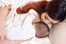 谁说胸小就没奶啦！8个月以后照样全母乳喂养图片