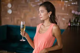 上海美女开西餐厅，靠“算计”银行获得大量顾客，一年收300万图片