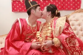 有种壕叫赌王四太嫁女儿，穿金丝绣衣戴帝王级翡翠，风头盖过女儿图片