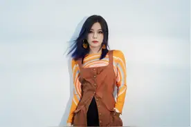 赵薇衣服穿得洒脱，背带裙就系一半的扣子，气势好强明星感十足图片
