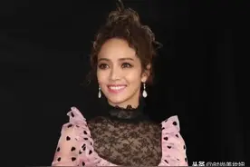 41岁侯佩岑硬凹少女感，穿粉色大U蛋糕裙配丸子头，说24岁都信图片