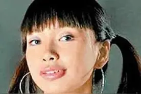 孤身在日本打拼的baby真卑微：酒瓶怼脸不敢拒，强颜欢笑眼神忧伤图片