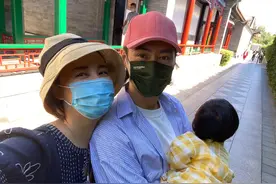 张歆艺袁弘一家三口罕现身，节前特意给门卫送月饼，贴心没架子图片