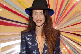 Maggie Q李美琪不愧是“女中豪杰”，西装打扮帅气，合照坐姿太A图片