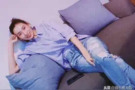 简单清爽！张馨比身穿蓝格衬衫破洞牛仔晒多角度自拍图片