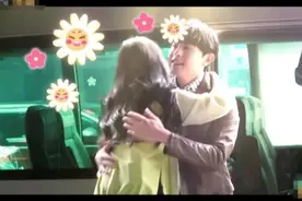 《密逃》邓伦胆小被杨幂嫌弃，黑暗中见人就摸，还紧抓杨幂不松手图片