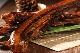 蒸腊肉不要直接上锅蒸，事前多加1个步骤，腊肉又香又入味还不咸图片