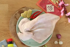 凉拌猪耳朵的家常做法，吃起来特别的脆，不管下酒还是下饭都合适图片
