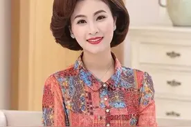母亲节，58岁妈妈像38，只因穿这“樱草黄”气质衫，洋气减龄美图片