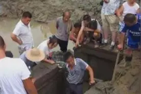 暴雨冲出的古墓惊现奇特鞋子：日本的木屐也是我们中国传过去的！图片