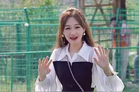 薛佳凝真不像70后，黑白拼接衬衫裙配短皮靴，时髦甜美有少女感图片