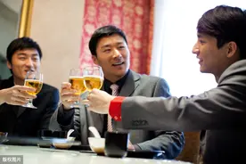 酒场跟领导喝酒，别说“我干了您随意”，不会3个话术被全场看扁图片