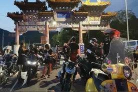 北京这个地方禁行摩托车，骑手扎堆打卡拍照，网友：买老年车图片