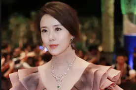 颜丹晨走红毯惊现“括号臀”，一袭深V领玫瑰金连衣裙，高级华丽图片