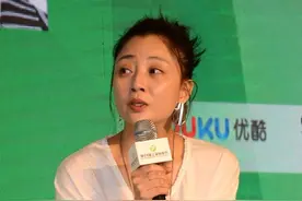 41岁殷桃太潇洒，穿宽松T恤配运动裤录节目，简约休闲更时髦图片