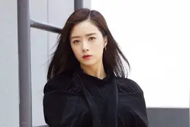 蒋欣造型崩了？无腰身的“水桶裙”都敢穿，身材看起来像肿了一圈图片