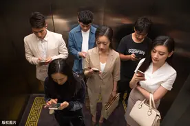 电梯里领导问“最近还好吧”，满分回答是怎样的？图片