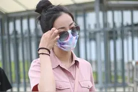 韩雪好娇俏，丸子头配粉红连体短裤+粉红包包，甜美清爽有少女感图片
