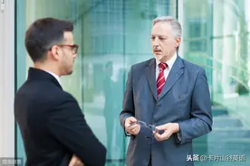 老外说play nice是说我打得好吗？但是看他表情很严肃啊图片