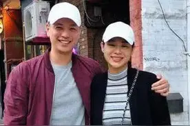 胡杏儿和二儿子奕霖迪士尼游玩，奕霖表情认真，老公帅气引关注图片