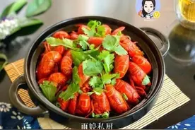 教你小龙虾最好吃的做法，一端上桌不用筷子，直接用手抓！太香了图片