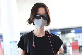 她是最会演戏的超模吧？杜鹃现身机场，179的身高羡慕不来图片