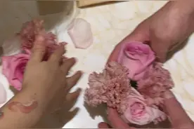 章子怡晒照与女儿做手工，5岁醒宝头发凌乱，胳膊上还有纹身贴？图片