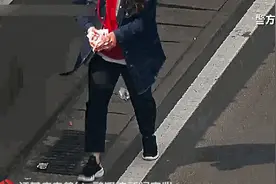 轿车一路飘着百元大钞，后方女子疯狂捡钱！原因太任性图片