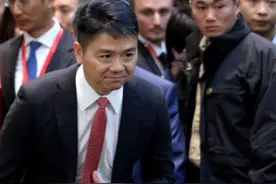 刘强东要说再见？背后神秘女人浮出水面，掌管东哥423家公司图片