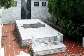 台湾古龙墓地：他嗜酒如命，48岁时病死，死后48瓶顶级白兰地陪葬图片