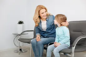 妹妹撕掉哥哥作业，妈妈三步教育获点赞，孩子犯错正确引导是关键图片