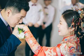 婚礼结束，婆婆要新娘上交礼金，新郎向着婆婆，第二天新娘要离婚图片