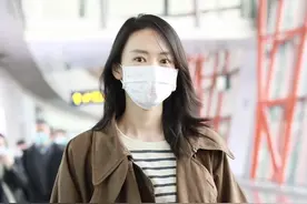 童瑶风衣搭条纹衫凸显超模气质，身材高挑羡煞旁人图片