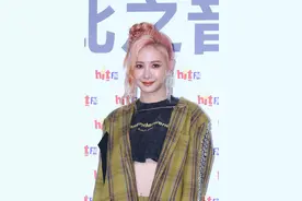 黑色运动背心配西装？安心亚大胆搭配甜美个性图片