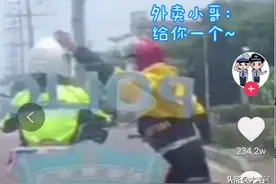 超甜！“外卖小哥送铁骑小姐姐竹蜻蜓”的视频火了！背后故事很暖心图片
