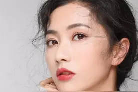 精致的妆容要有散粉来定妆，3个散粉挑选技巧，建议新手收藏图片
