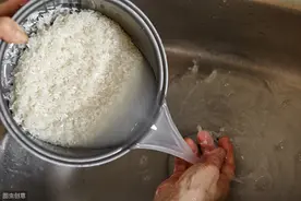 拖地都拖出学问来，天天拖地还是脏？教你小妙招，地板干净到晃眼图片