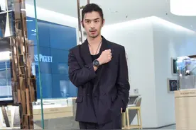 街拍：陈柏霖穿灰西服搭黑皮鞋，尽显帅气大方图片