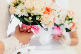 婚礼新娘手中美丽的捧花图片