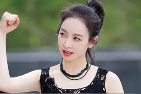 宋茜身穿黑色蕾丝针织背心，搭配烟灰色牛仔裤，清新迷人图片
