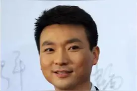 央视主持“松鼠脸”康辉，结婚20年无儿无女，惨遭妻子“嫌弃”图片